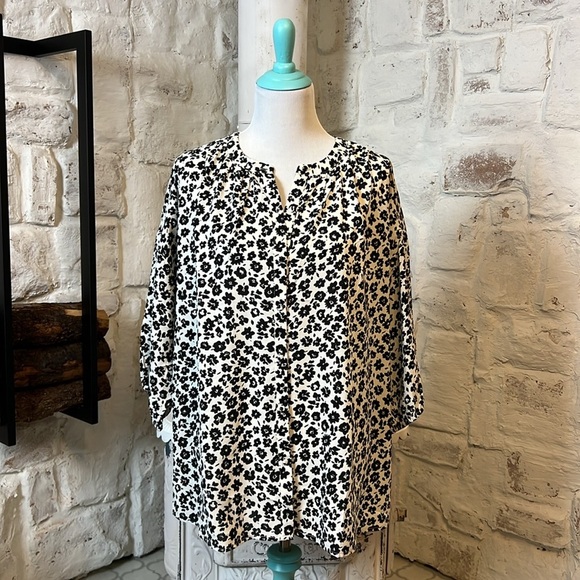 Hayden | Black&White Floral Button Up Blouse - Picture 2 of 9